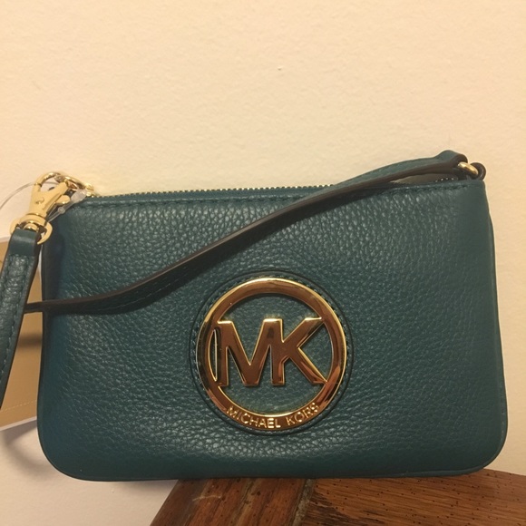 Michael Kors Handbags - NWT Michael Kors gorgeous green wristlet!!